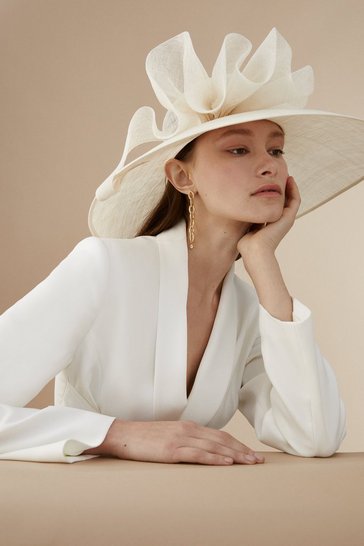 Coast – Lisa Tan Oversized Ruffle Detail Wide Brim Hat Accessoires cheveux mariage The Wedding Explorer