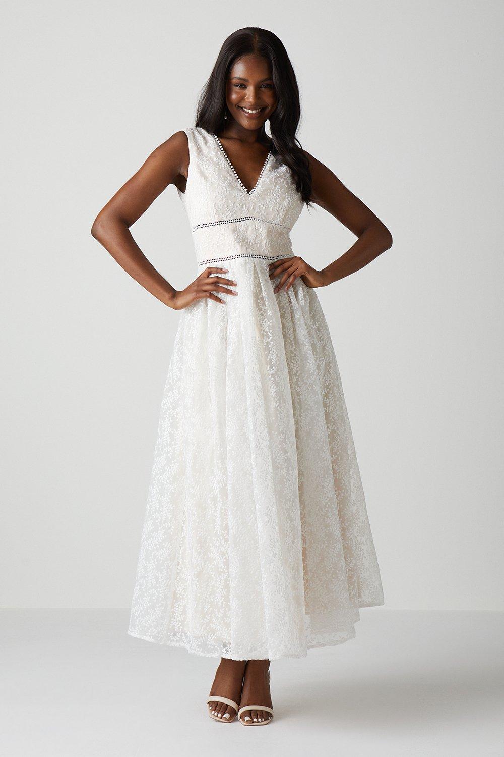 V Neck Full Skirted Embroidered Wedding Dress - Ivory