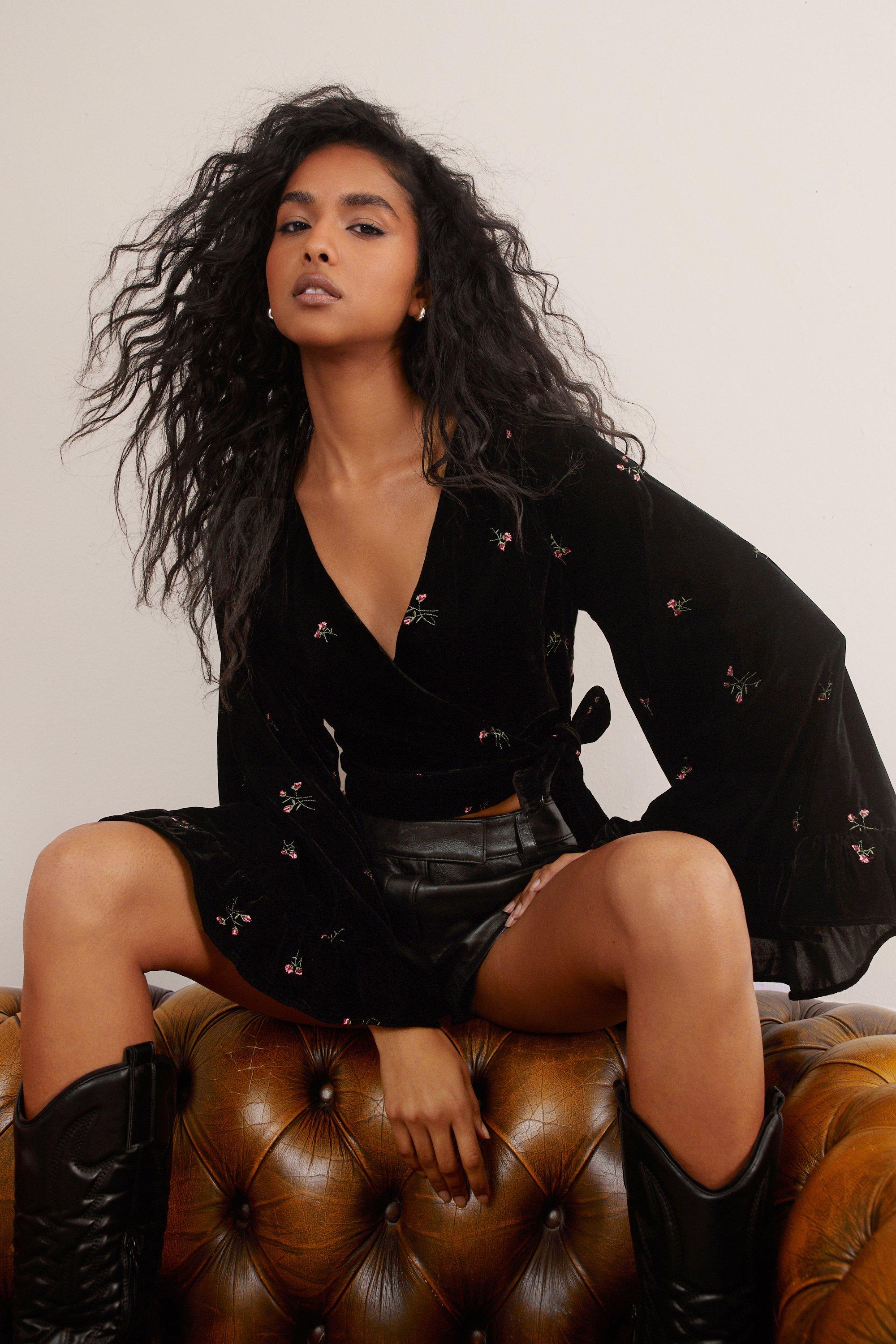 Velvet Floral Embroidered Ruffle Wrap Top - 32 - Nasty Gal - Modalova