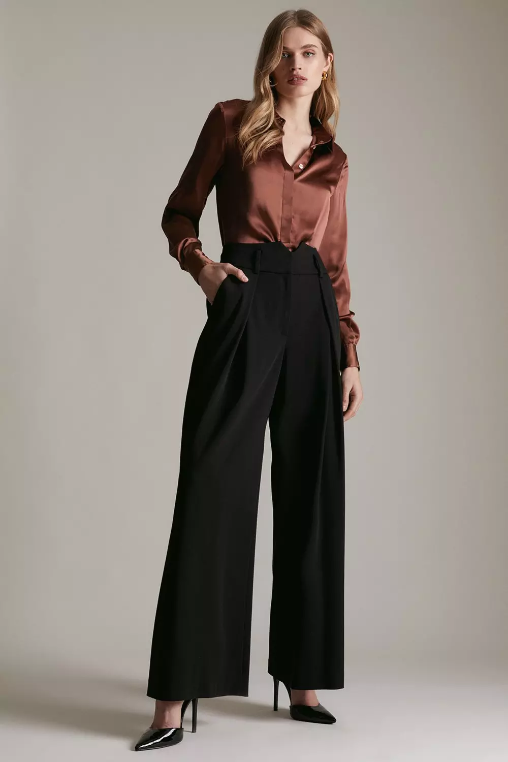 Black wide outlet leg pleated trousers