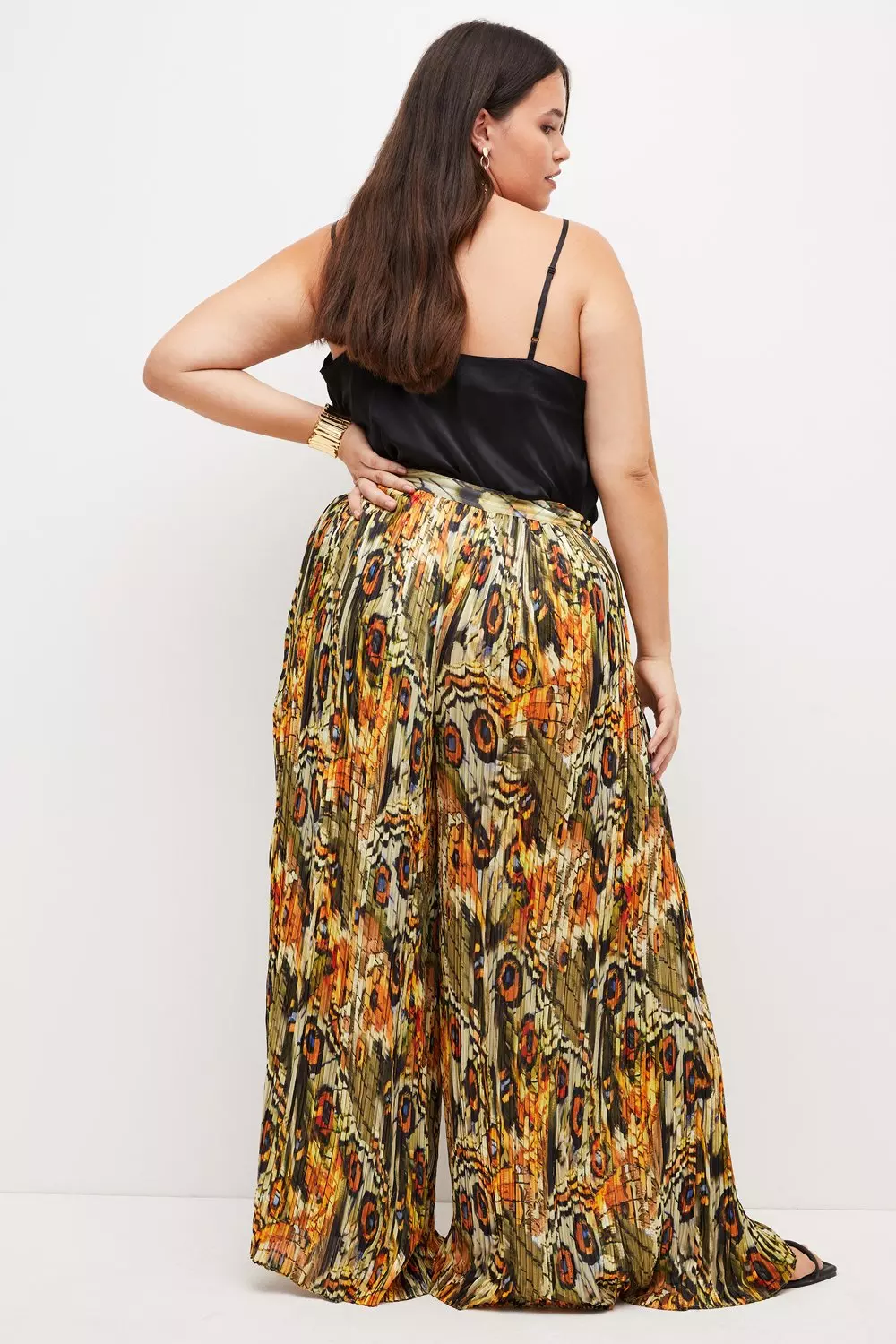 Feather skirt plus outlet size