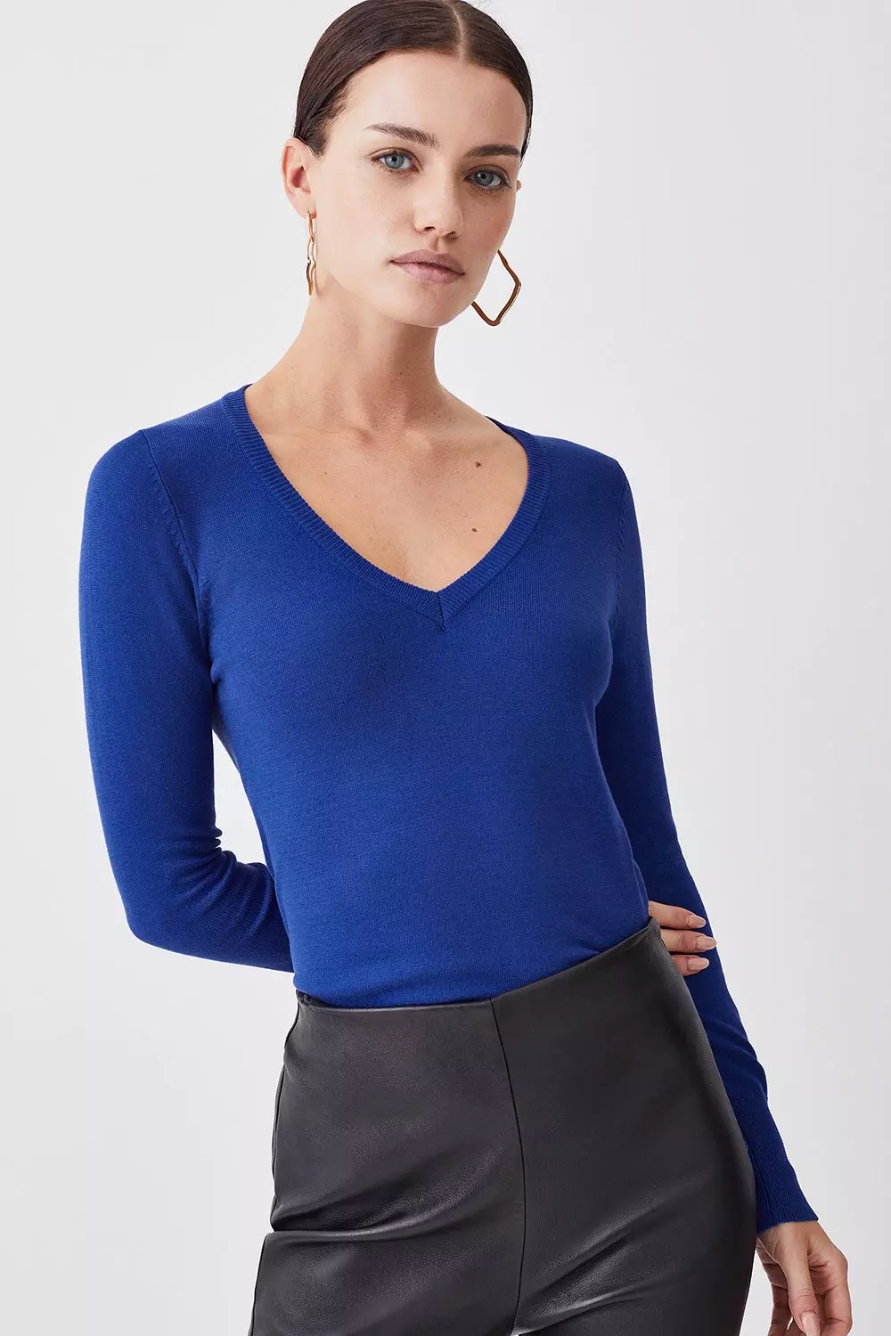 V neck fitted outlet jumper