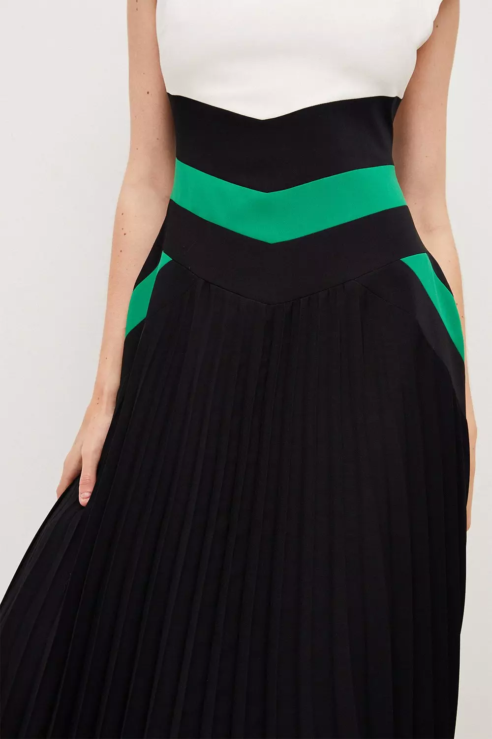 Banana republic chevron hot sale pleated midi dress