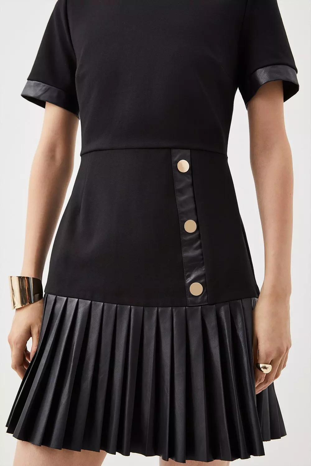 Short pleated outlet hem skirt