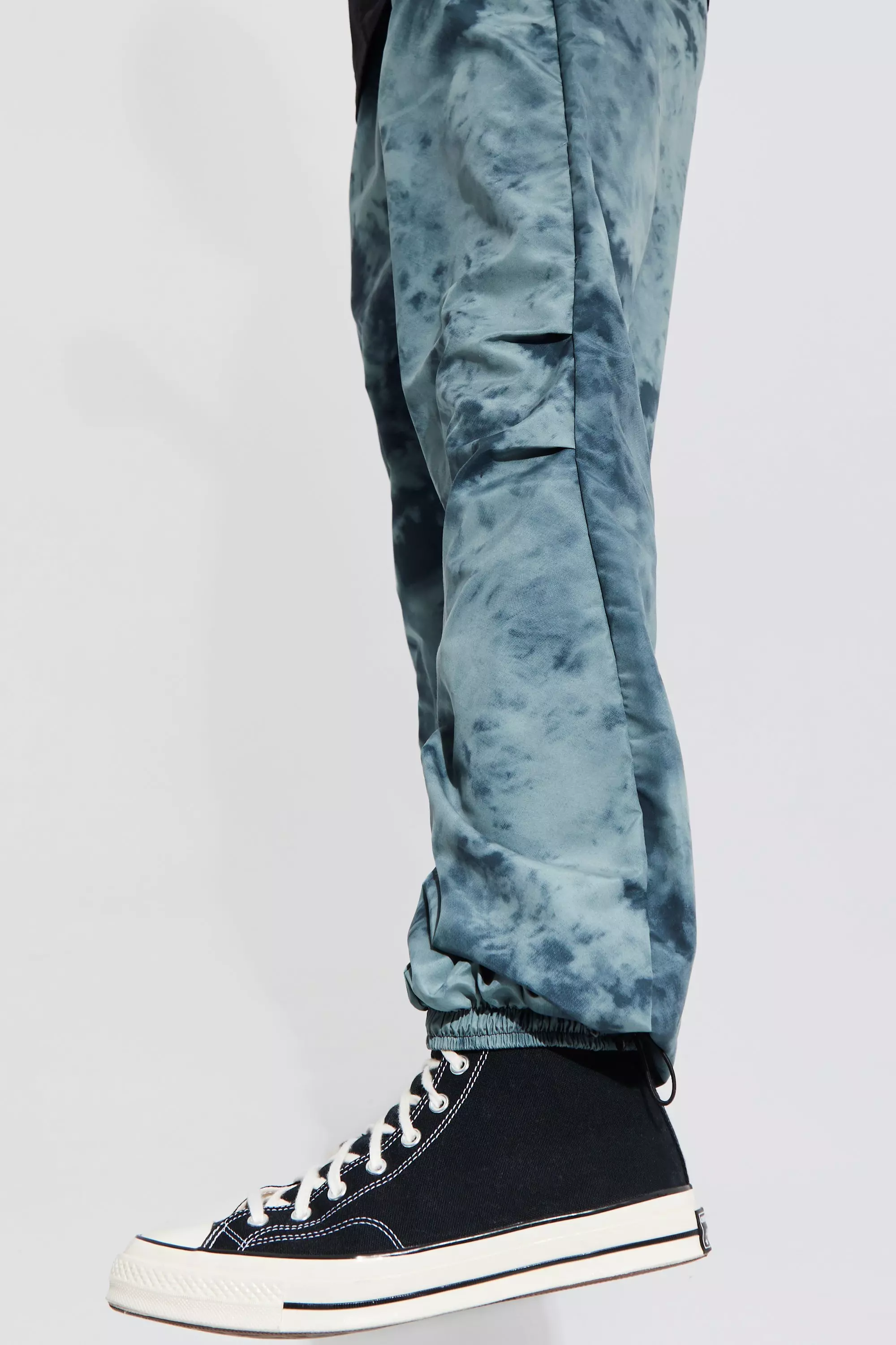 boohooMAN Tall Baggy Tie Dye Parachute Trouser - Men's Plain Trousers