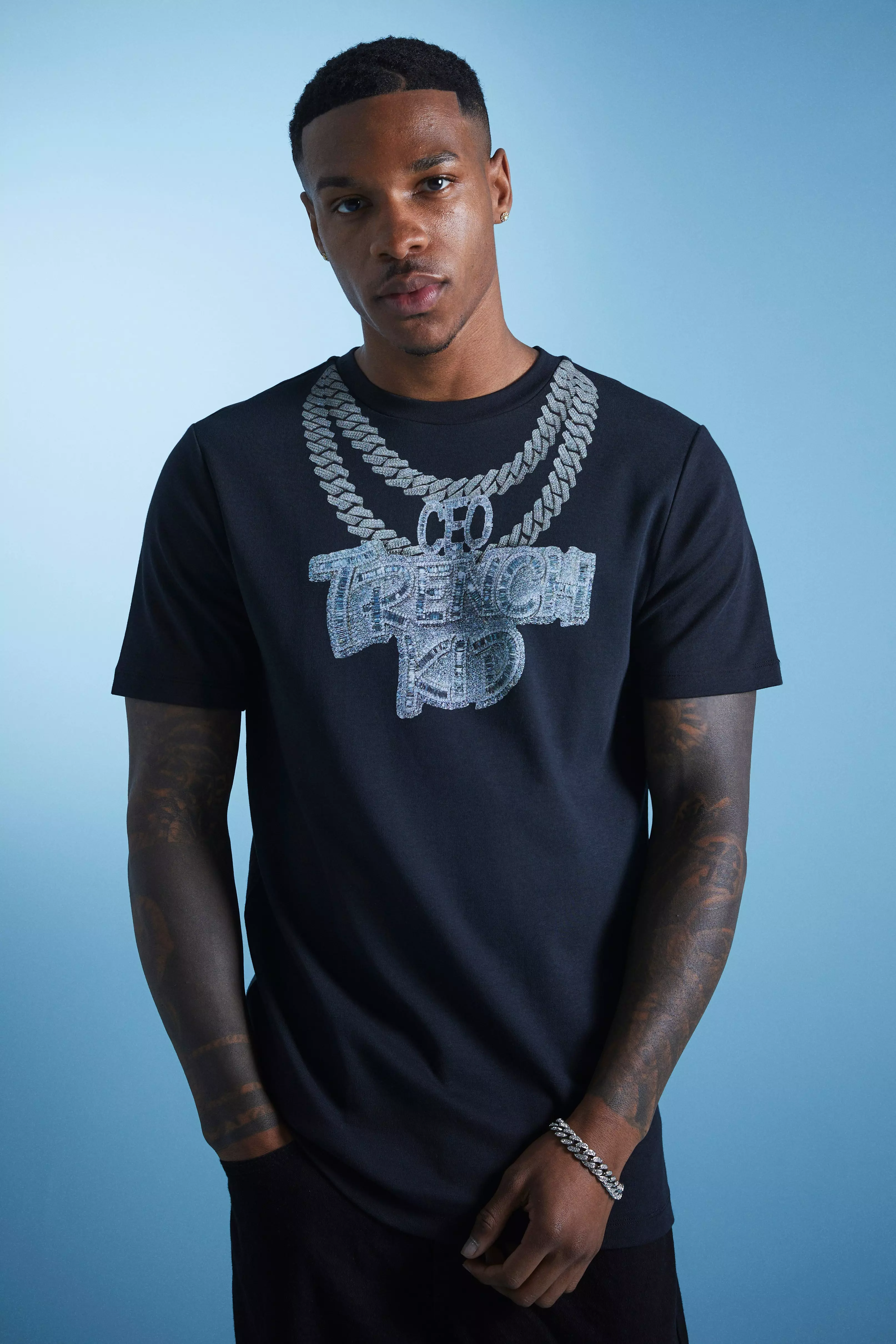 udskille Ring tilbage svimmelhed Lil Tjay Slim Fit Interlock Necklace Graphic T-shirt | boohooMAN USA