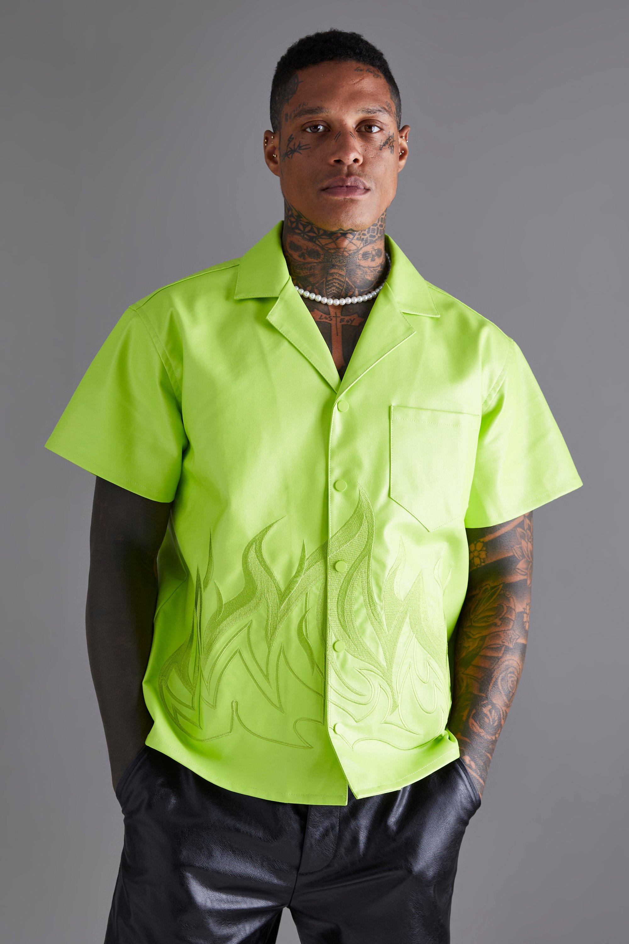 Image of Camicia squadrata a maniche corte in PU con applique di fiamme e rever, Verde
