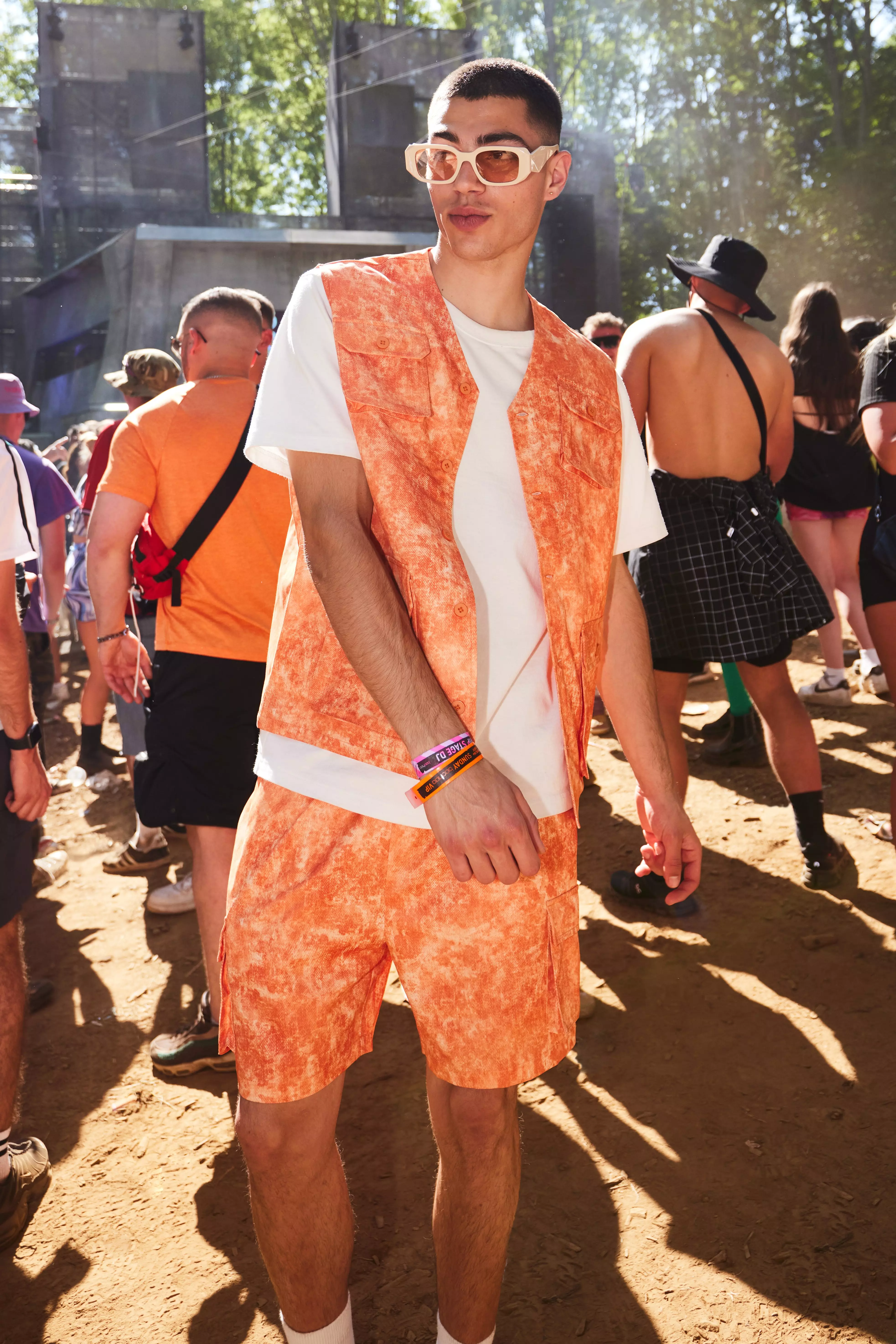 Orange shorts 2025 outfit men