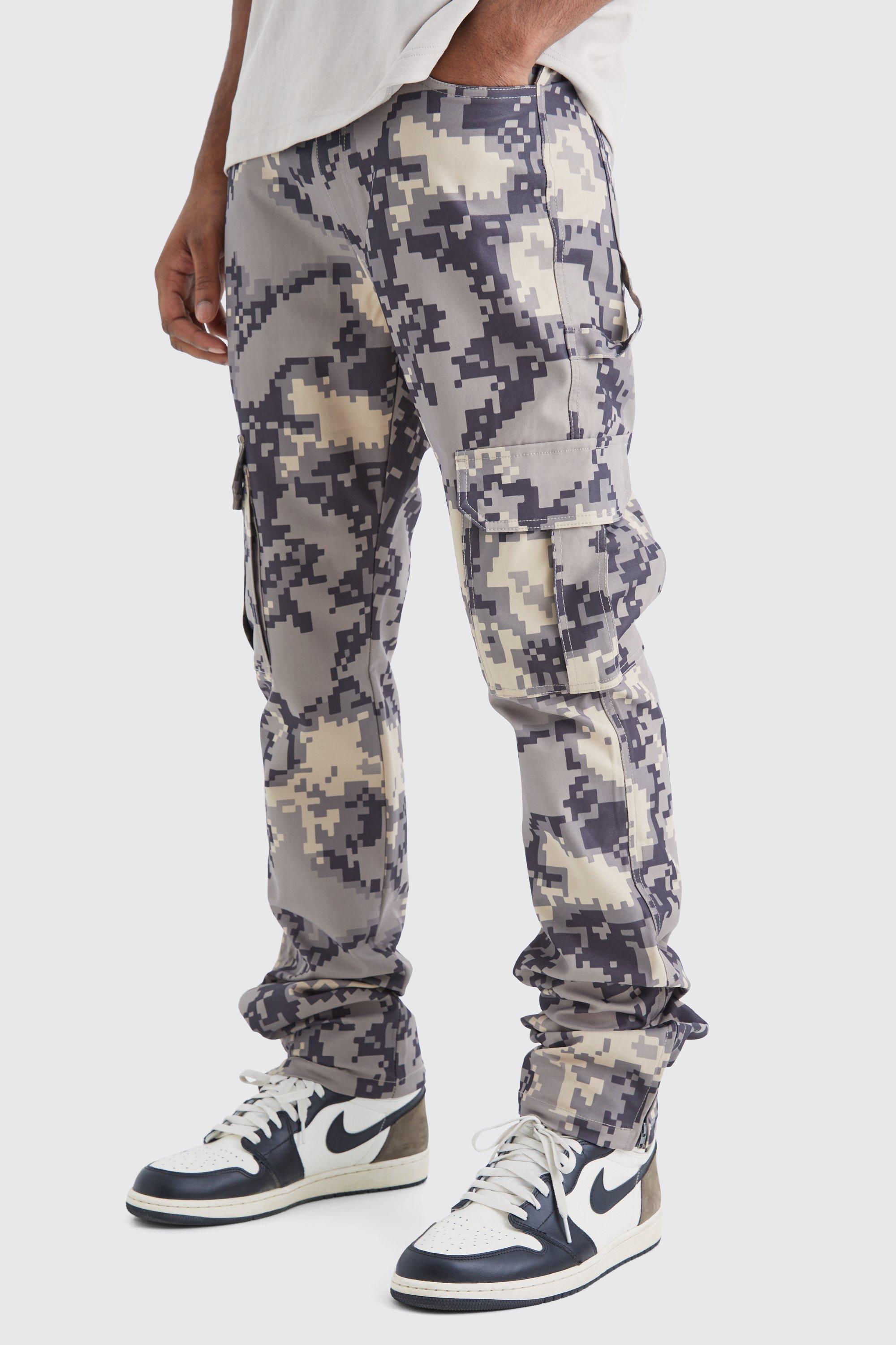 Image of Pantaloni a zampa Tall Slim Fit in fantasia militare con inserti in fantasia pixel e vita fissa, Beige