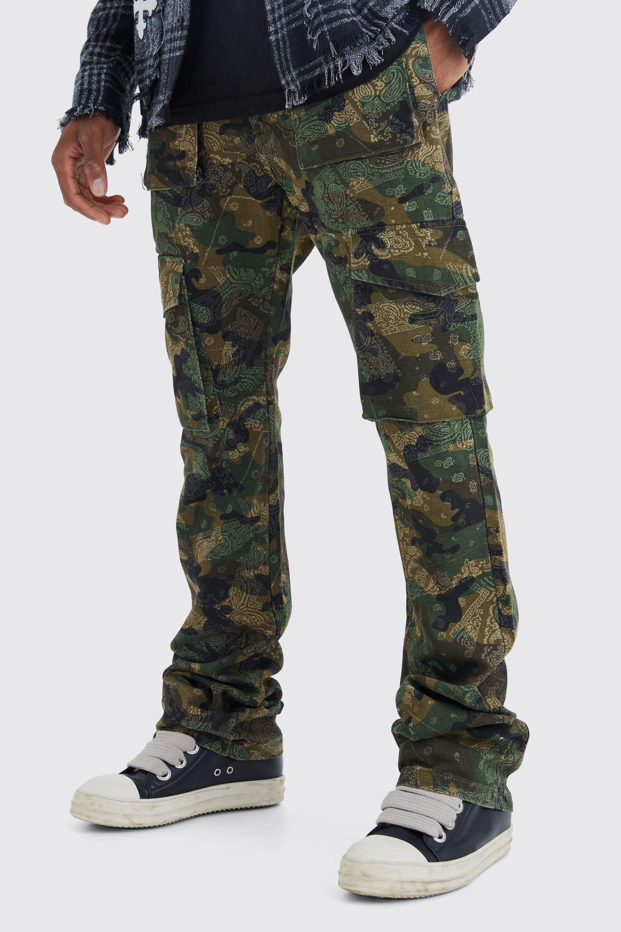 Boohoo Stacked Flared Cargo Camo Bandana Print Broek, Dark Green