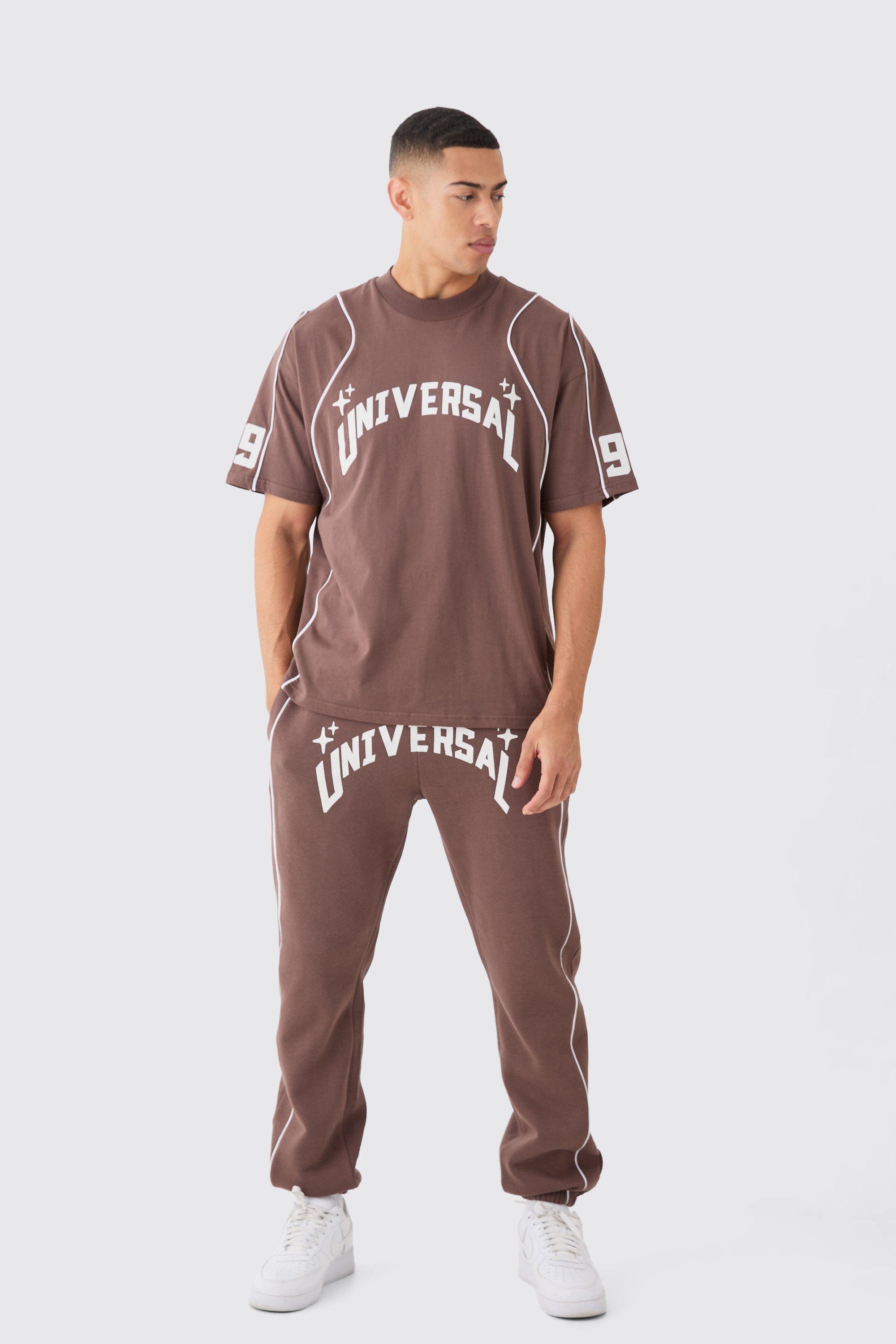 Image of T-shirt oversize con grafica Universal e girocollo esteso & pantaloni tuta, Brown