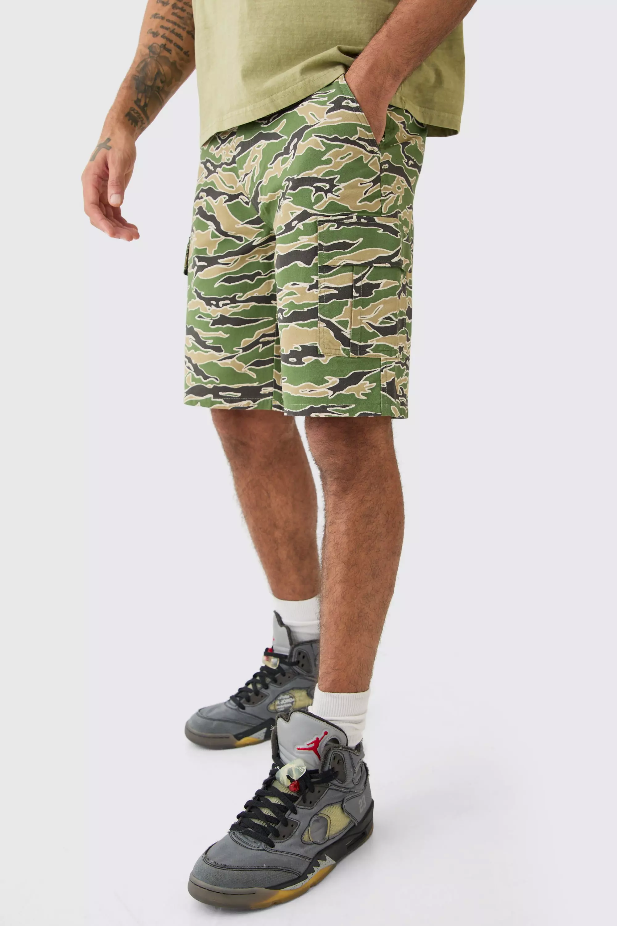 Camo Fixed Waist Relaxed Cargo Shorts boohooMAN IE