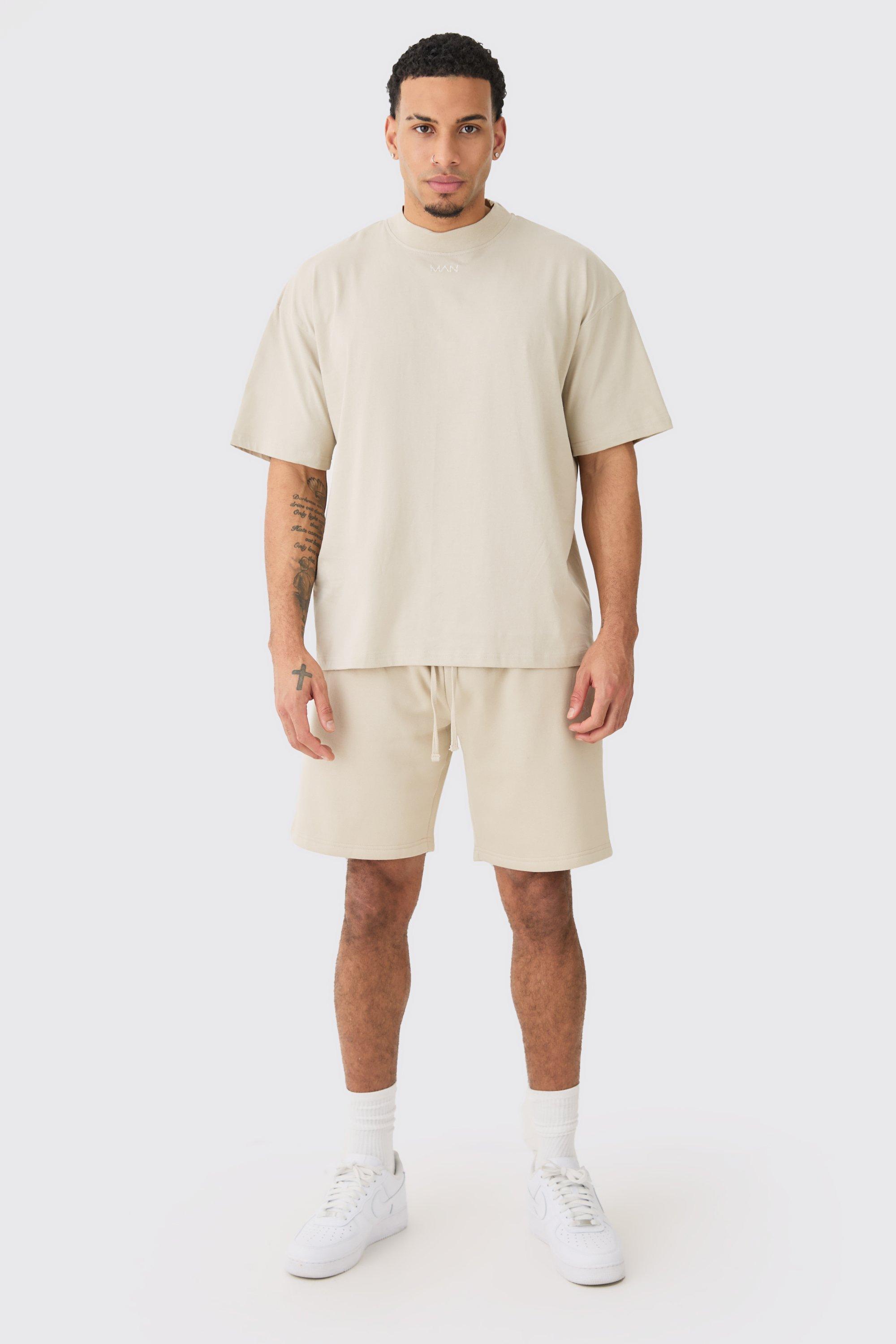 Image of Set T-shirt Man oversize con girocollo esteso & pantaloncini rilassati, Beige
