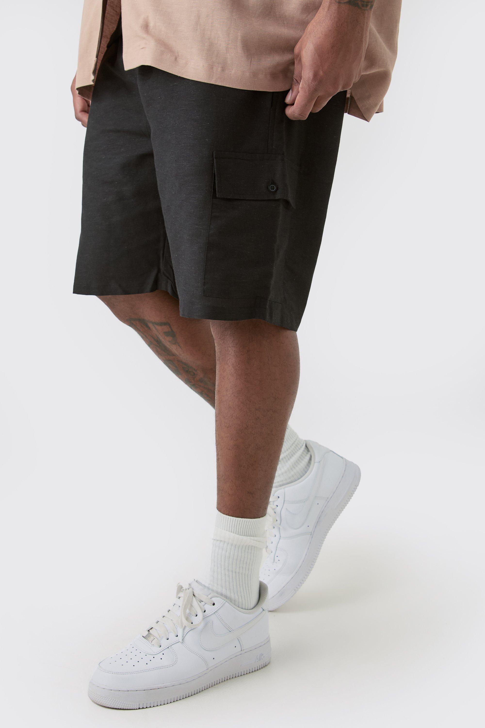 Image of Plus Elasticated Waist Relaxed Linen Cargo Shorts In Black, Nero
