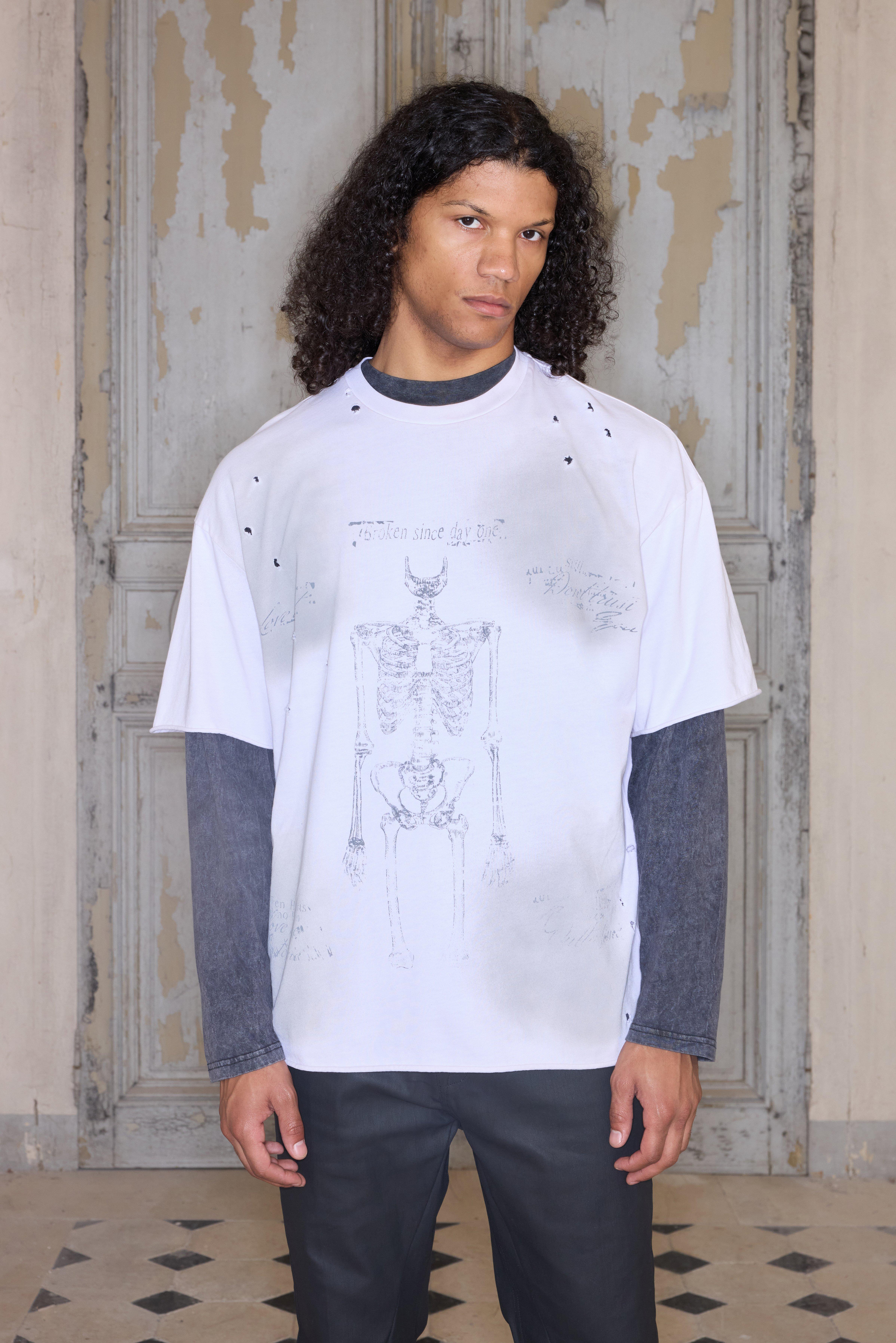 T-shirt Premium oversize bianca slavata con scheletro, Cream