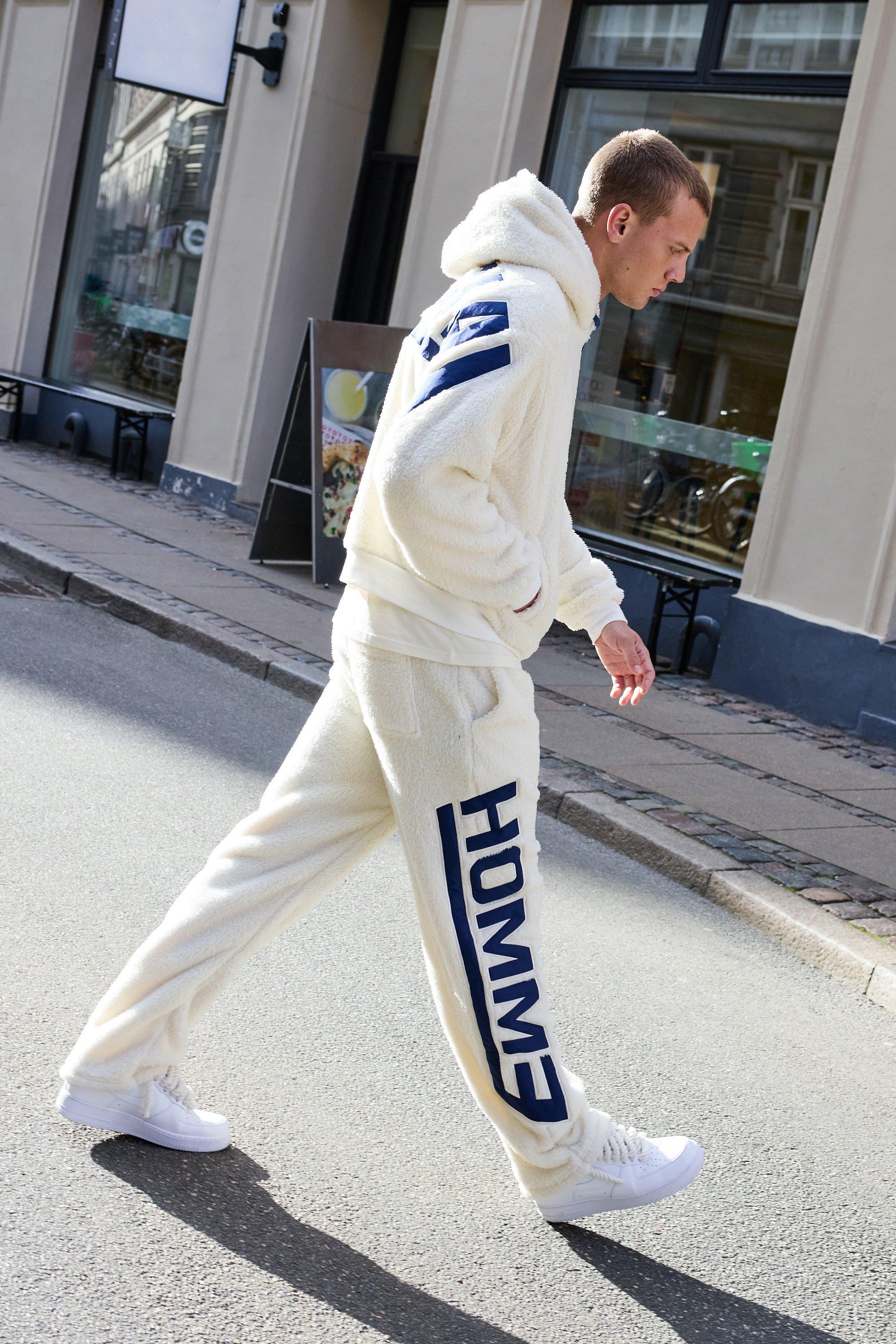 Tuta sportiva squadrata oversize Official in pile borg con ricami e cappuccio, Cream