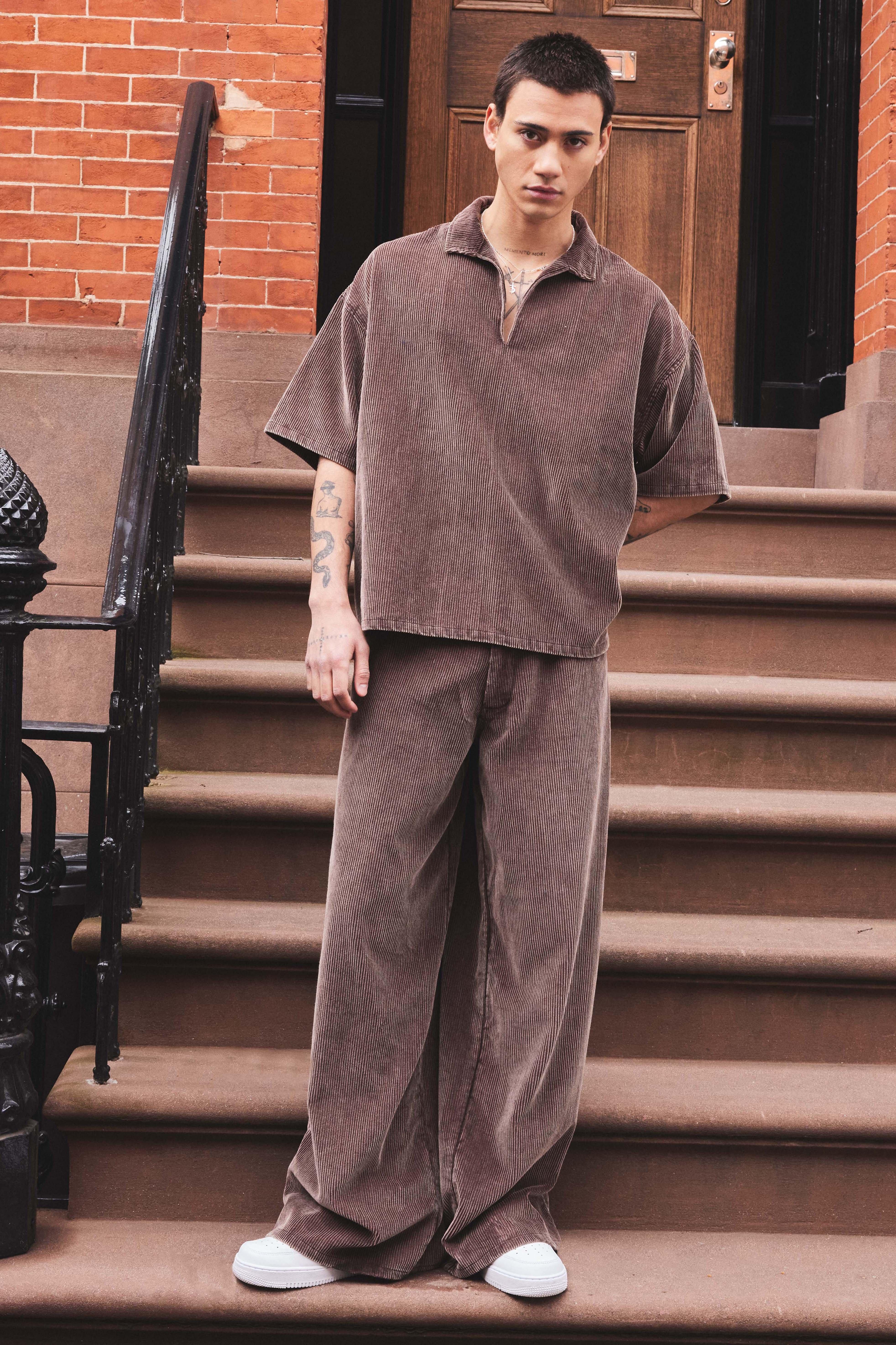 Image of Pantaloni super comodi in velluto a coste stile Carpenter in lavaggio acido, Brown