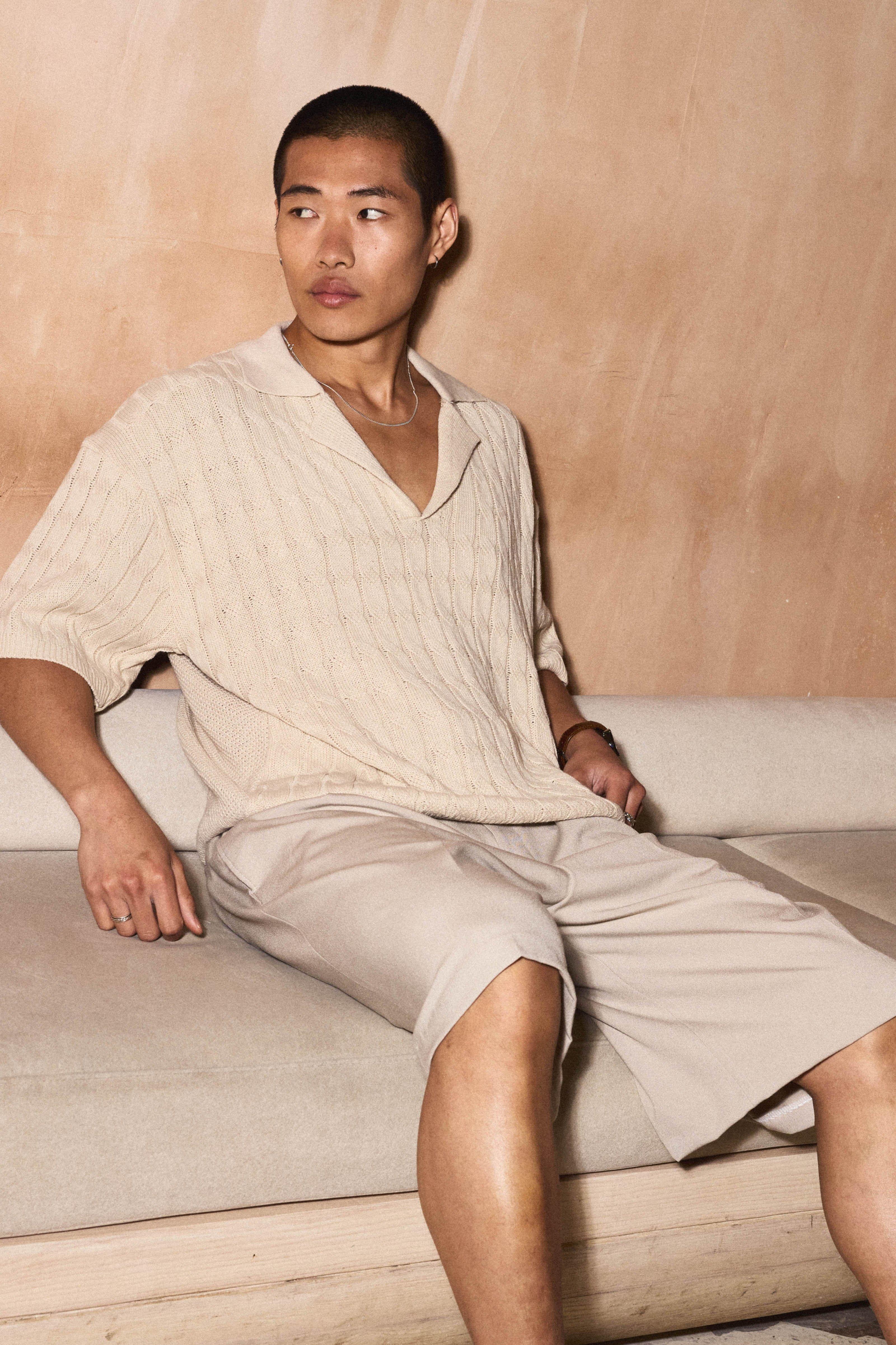 Polo squadrata oversize in maglia intrecciata con colletto attorcigliato e rever, Beige