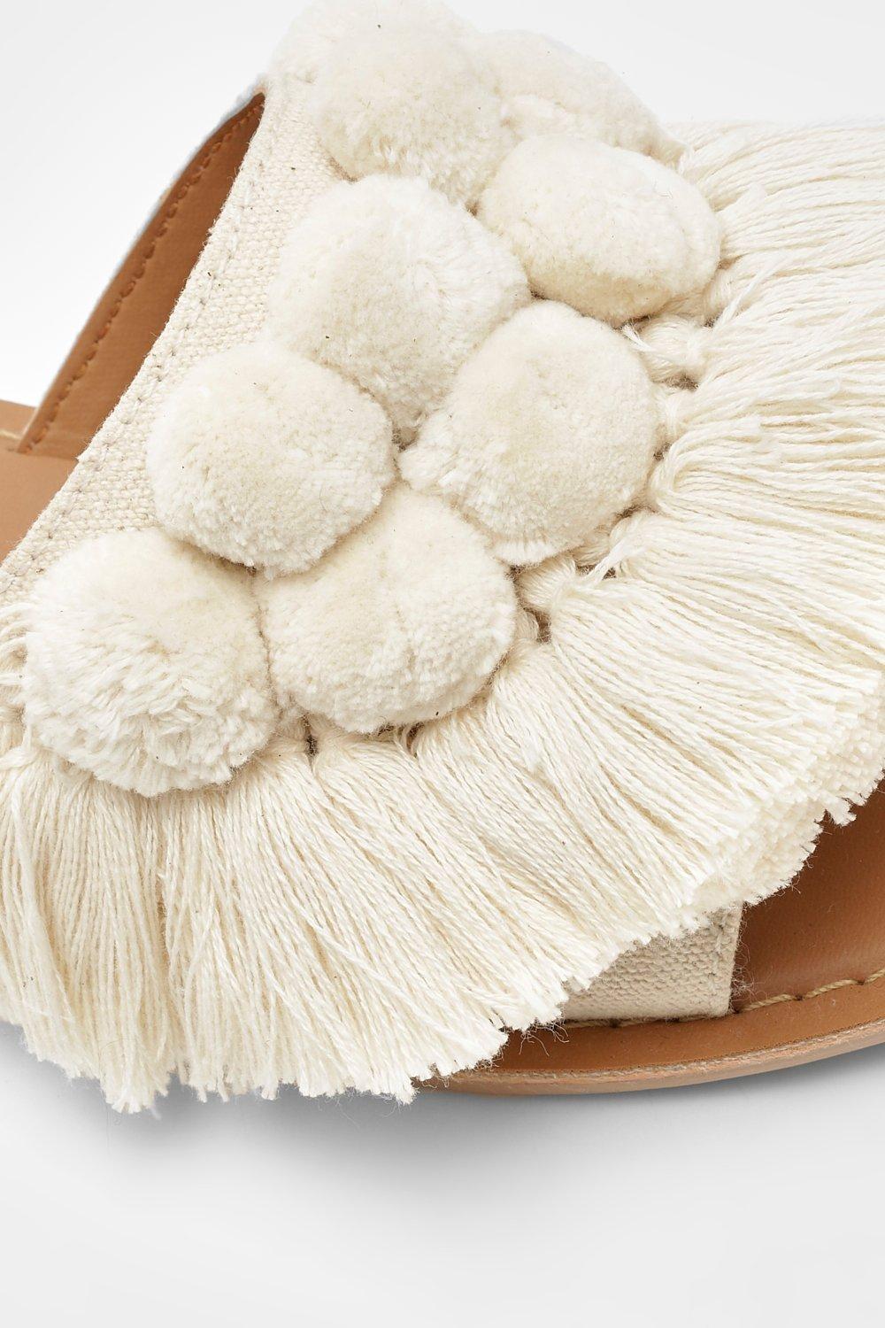 

Слайдеры с помпонами с оборками с тремя полосками из кожи, Cream