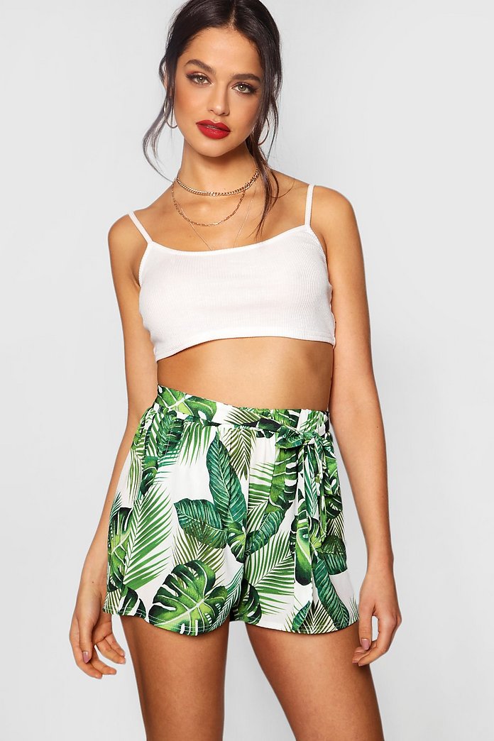 New Look Plus Size Leaf Print Tie Waist Shorts