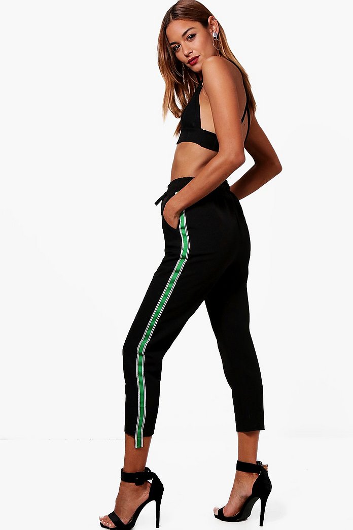 Eng zulaufende Jogginghose aus Webmaterial mit Sport Slogan | Boohoo Eng zulaufende Jogginghose aus Webmaterial mit Sport Slogan | Boohoo