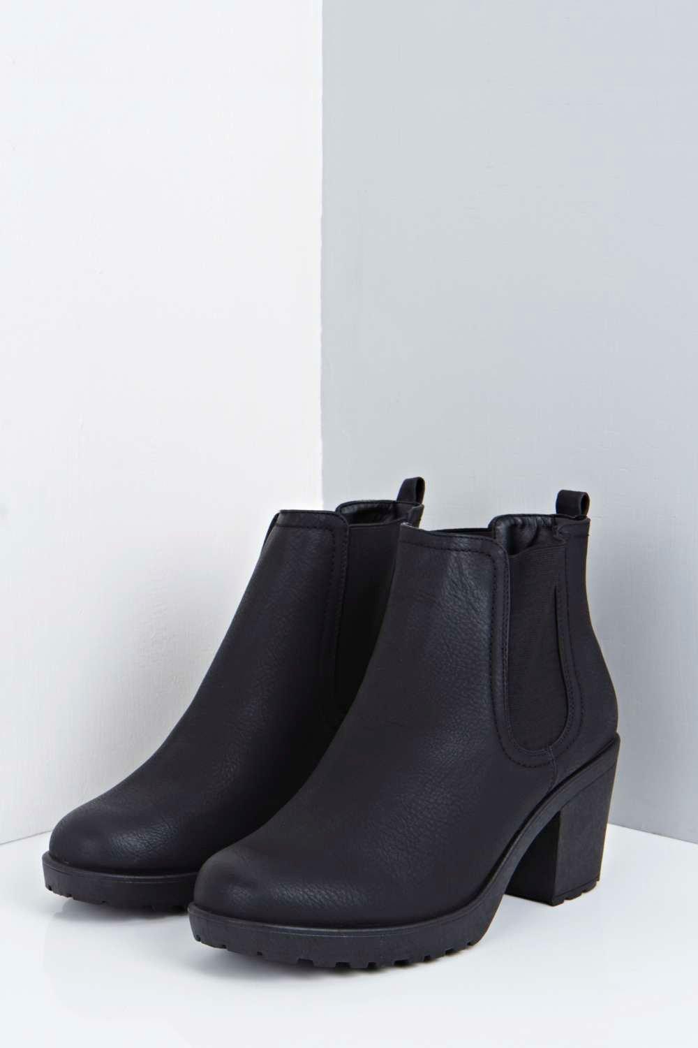 boohoo chunky heel chelsea boot