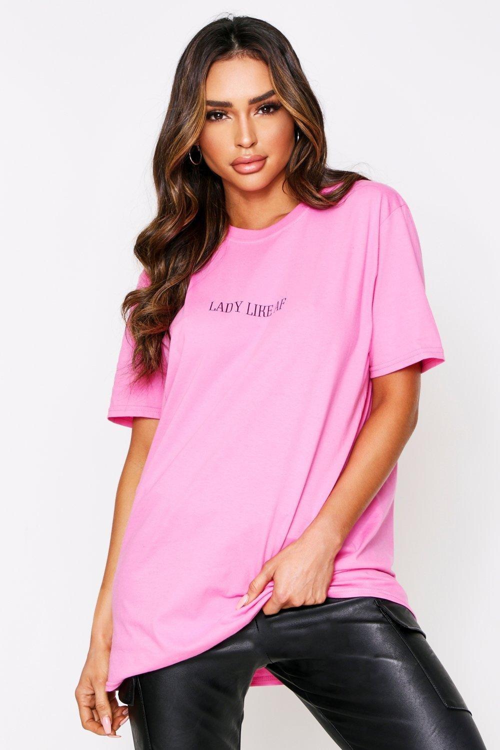 Девушки в розовых футболках. Розовая футболка оверсайз. Розовая футболка Oversize. Розовая футболка женская оверсайз. Розовая майка оверсайз.