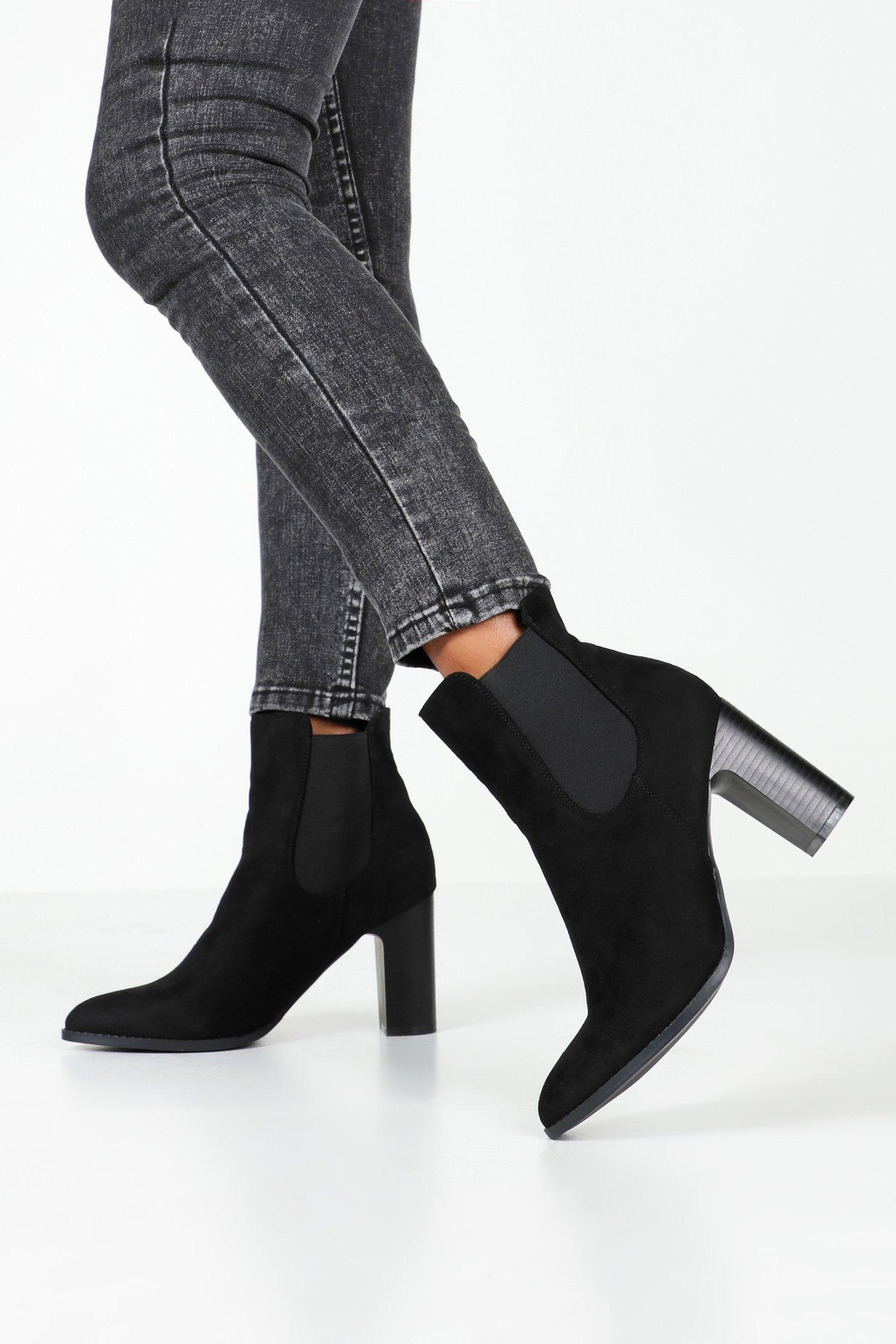 pointed heeled chelsea boots