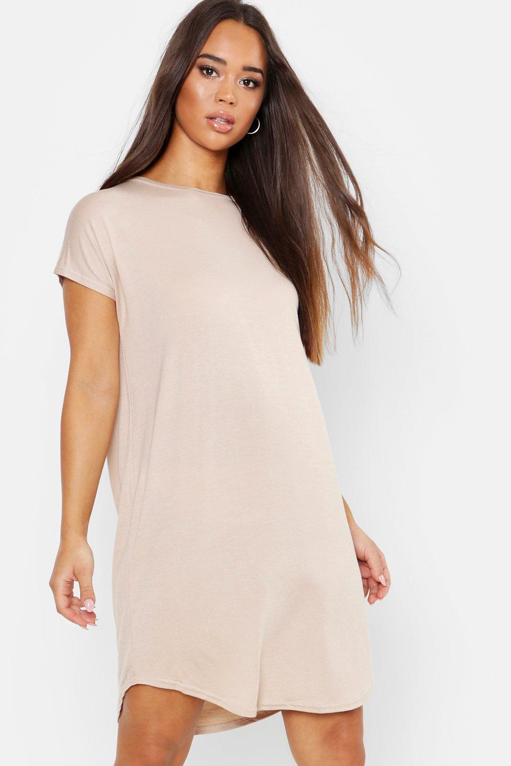 Schlichtes T Shirt Kleid Mit Abgerundetem Saum Boohoo