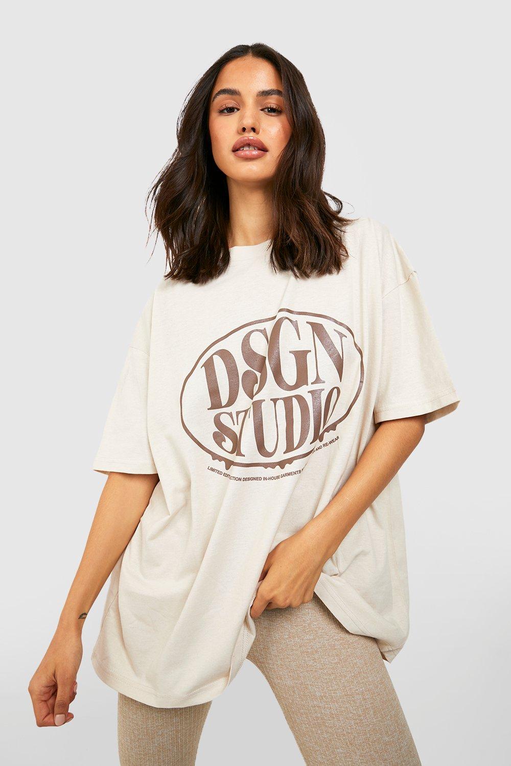 Image of T-shirt oversize con stampa Dsgn Studio sul petto, Beige
