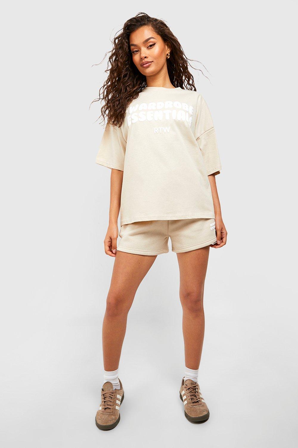 Image of Set T-shirt con slogan Wardrobe Essentials & pantaloncini in felpa, Beige