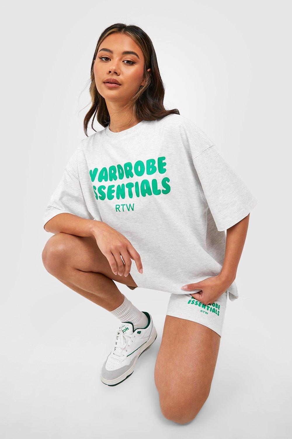Image of Set T-shirt oversize con slogan a caratteri arrotondati & pantaloncini, Grigio