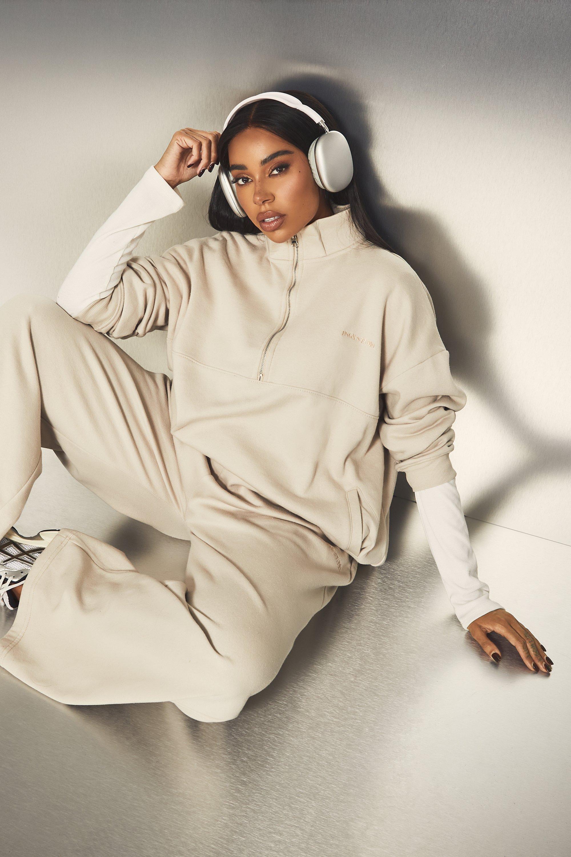 Image of Felpa oversize con ricamo Dsgn Studio e zip corta, Beige