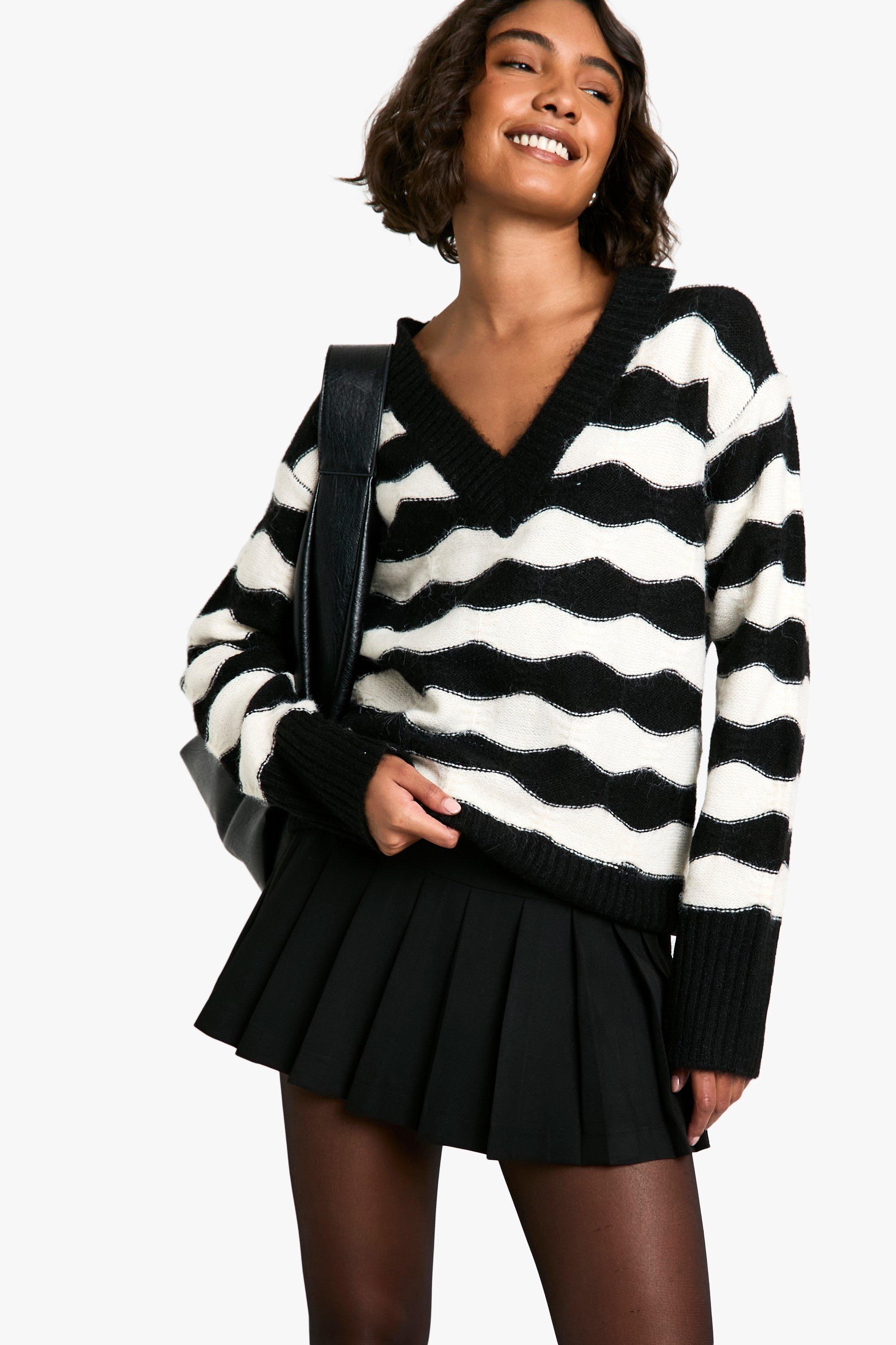 Image of Maglione Tall oversize in maglia con scollo a V e righe chevron, Nero