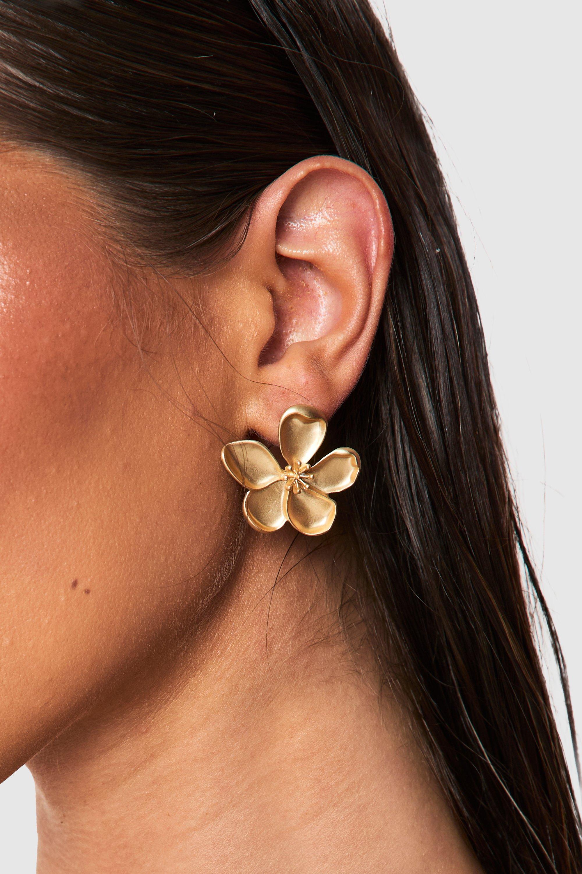 Image of Orecchini a bottone spazzolati con fiori, Metallics