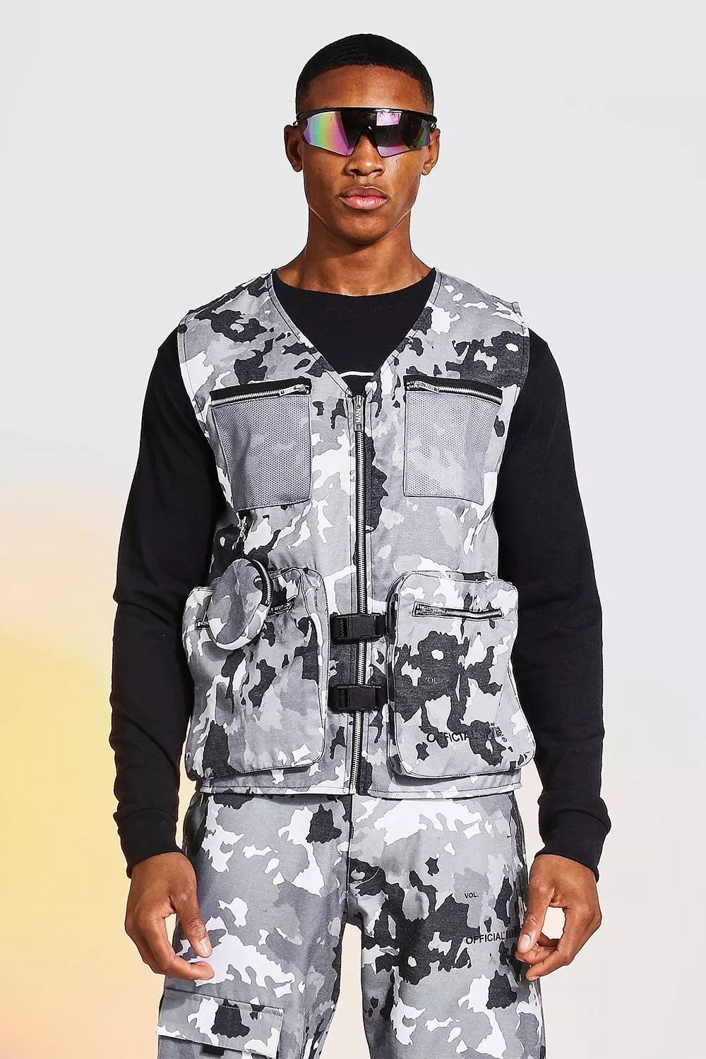 Camo Utility Vest With Circle Bag boohooMAN UK