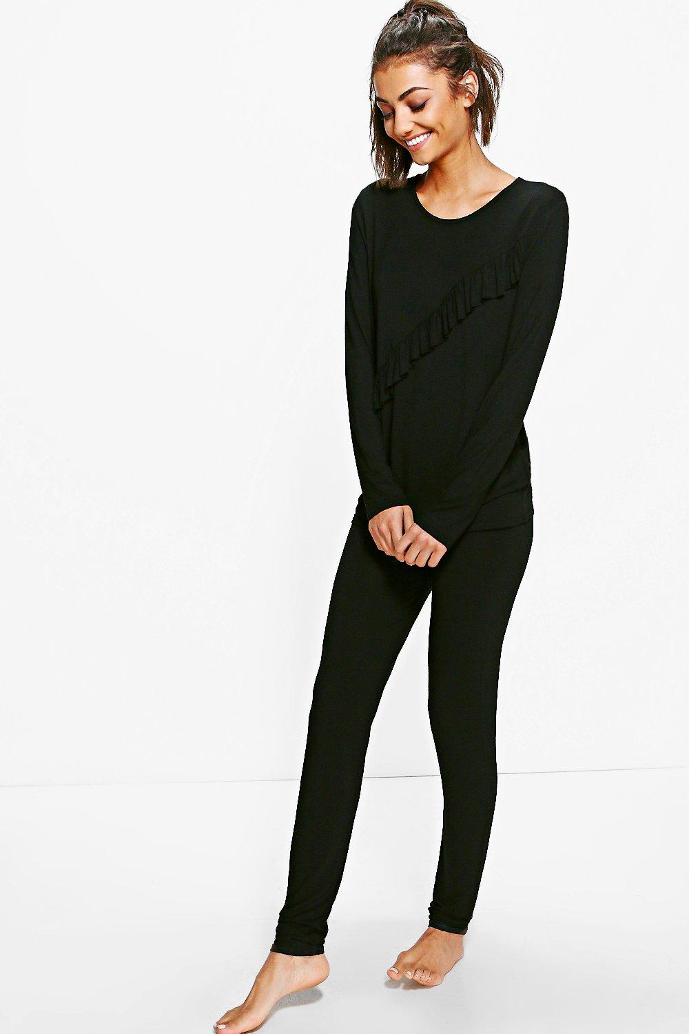 black shirt and black leggings