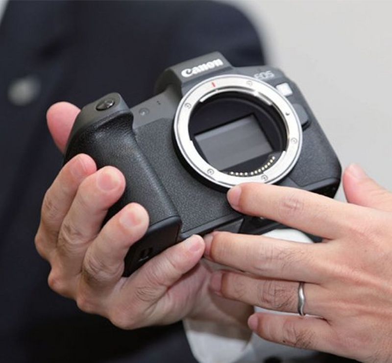 Manabu Kato holding Canon EOS R with no lens