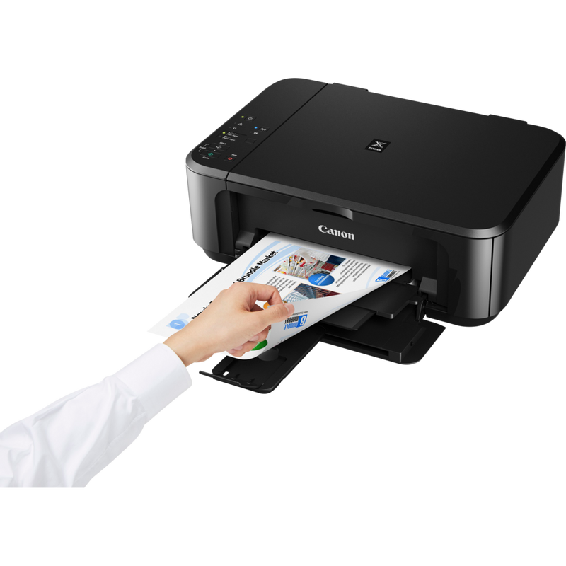 Canon PIXMA MG3650S Tintenstrahl-Multifunktionssystem, Schwarz Produkt Schrägansicht von vorne mit einer Person, die eine gedruckte Seite aus dem Papierfach entnimmt