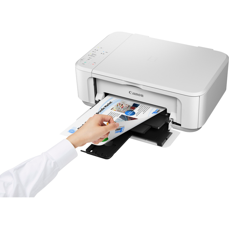 Canon PIXMA MG3650S Tintenstrahl-Multifunktionssystem, Weiß Produkt Schrägansicht von vorne mit einer Person, die eine gedruckte Seite aus dem Papierfach entnimmt