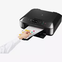 Canon PIXMA MG5750 – Schwarz Produkt Vorderansicht mit einer Person, die den Drucker bedient