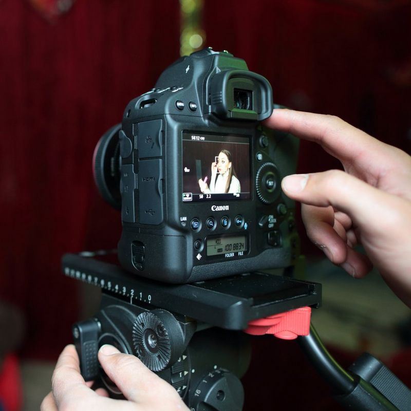 Boîtier Canon EOS-1D X Mark II Appareil photo installé sur un socle et prenant une photo