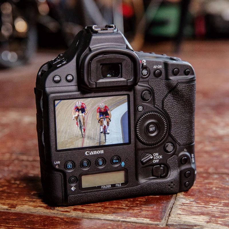 Boîtier Canon EOS-1D X Mark II Appareil photo sur une table avec vue arrière