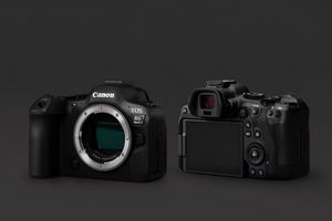 Передняя и задняя панель камеры Canon EOS R6 Mark II на темном фоне.