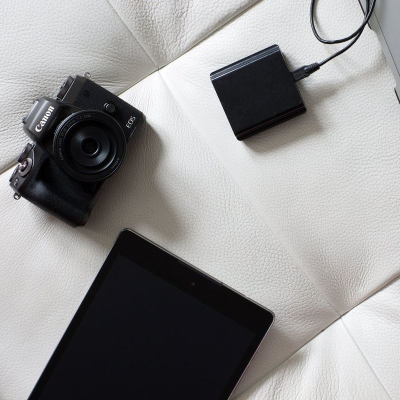 Canon EOS M5 + EF-M 15-45mm f/3.5-6.3 IS STM 0 Appareil photo avec une tablette et un chargeur de batterie