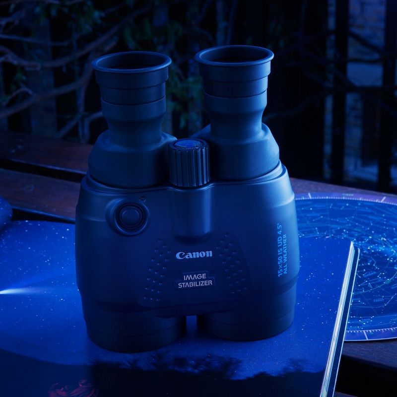 Canon 15x50 IS AW Allwetter-Fernglas Ansicht des Fernglases von oben bei Nacht