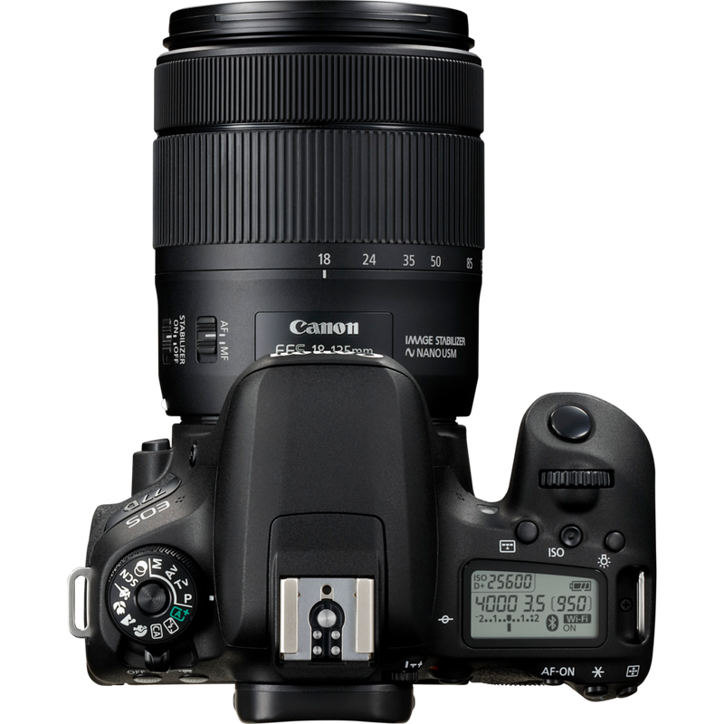Canon EOS 77D + 18-135mm IS USM Lens Tuote Näkymä ylhäältä