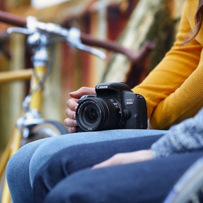 Canon EOS 800D + EF-S 18-55 IS STM Lens  Kamera, der ligger i skødet