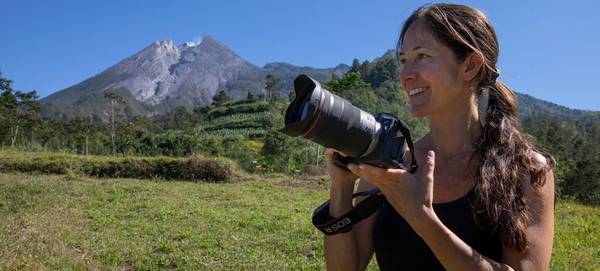 Ulla Lohmann holds a Canon ֽ_격- with RF zoom lens. Photo by Sebastian Hofmann.