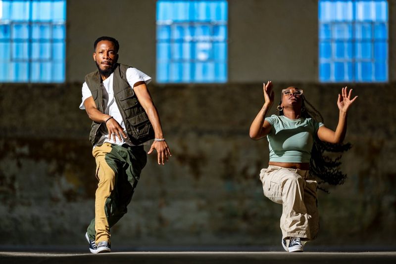 Two urban dancers photographed mid-routine by David Newton lit by a single Speedlite EL-5 - frame 2 of a sequence of 8 frames. © David Newton